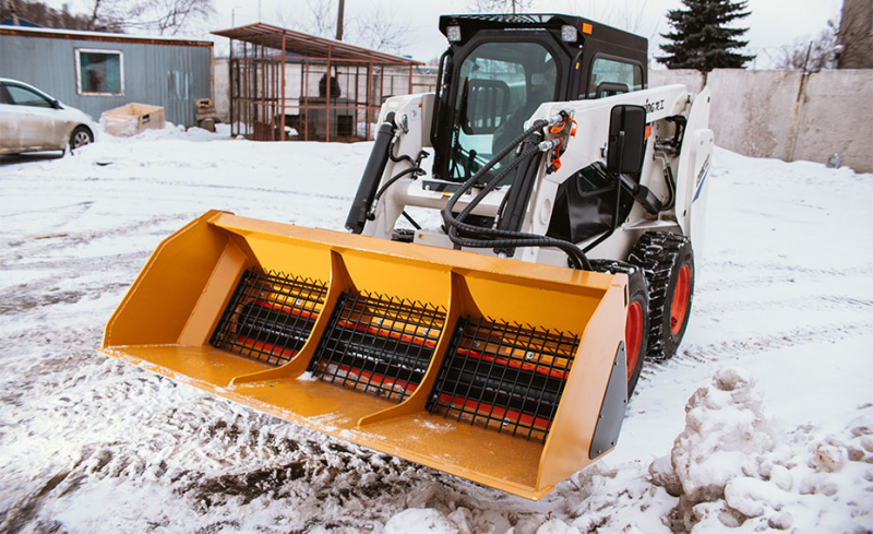 Пескоразбрасыватель Delta SM2000 на мини-погрузчики Амкодор 211 HV Market