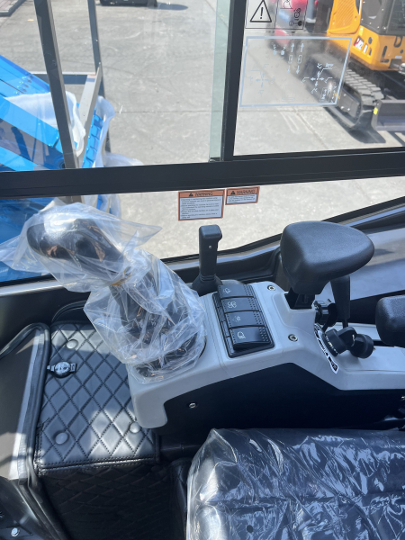 Мини-экскаватор QUADTRAC E28 PRO (2.8т, кабина, квикаплер, бур, 3 ковша, кондиционер, гидроприжим) HV Market