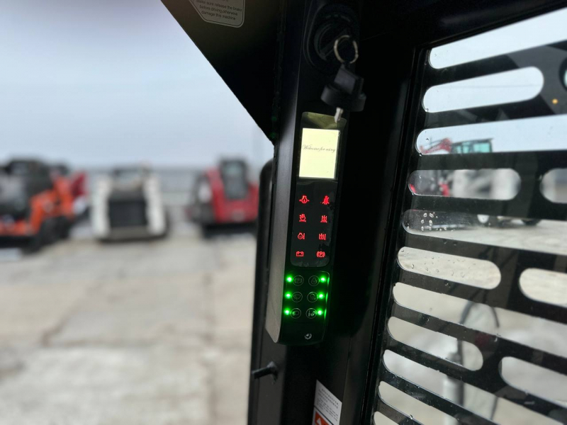 Мини-погрузчик XTRAC S12 (1250 кг 2 скорости HI HLOW) HV Market